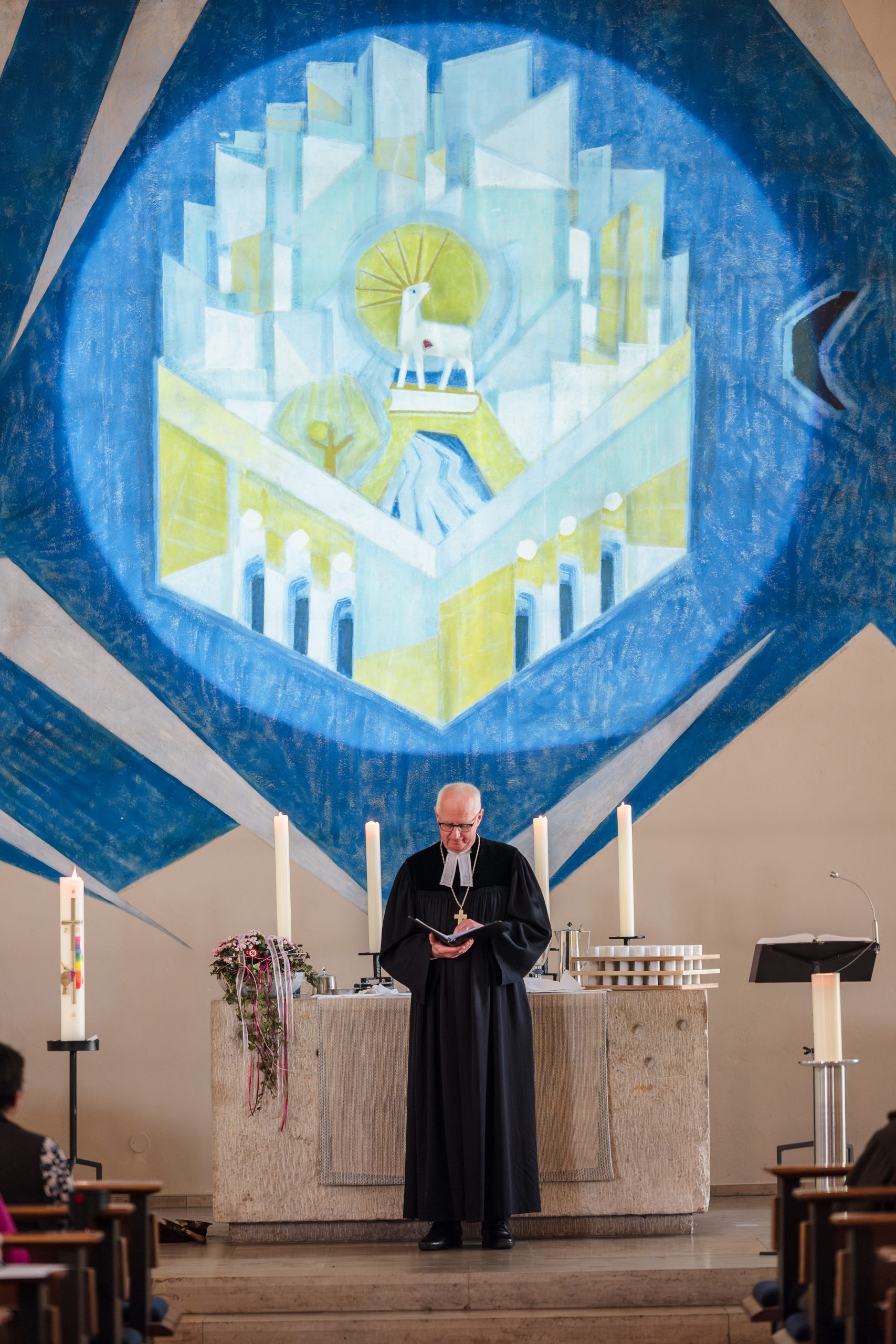 Reginonalbischof Stiegler vor dem Altarbild der Apostelkirche in Neuburg an der Donau