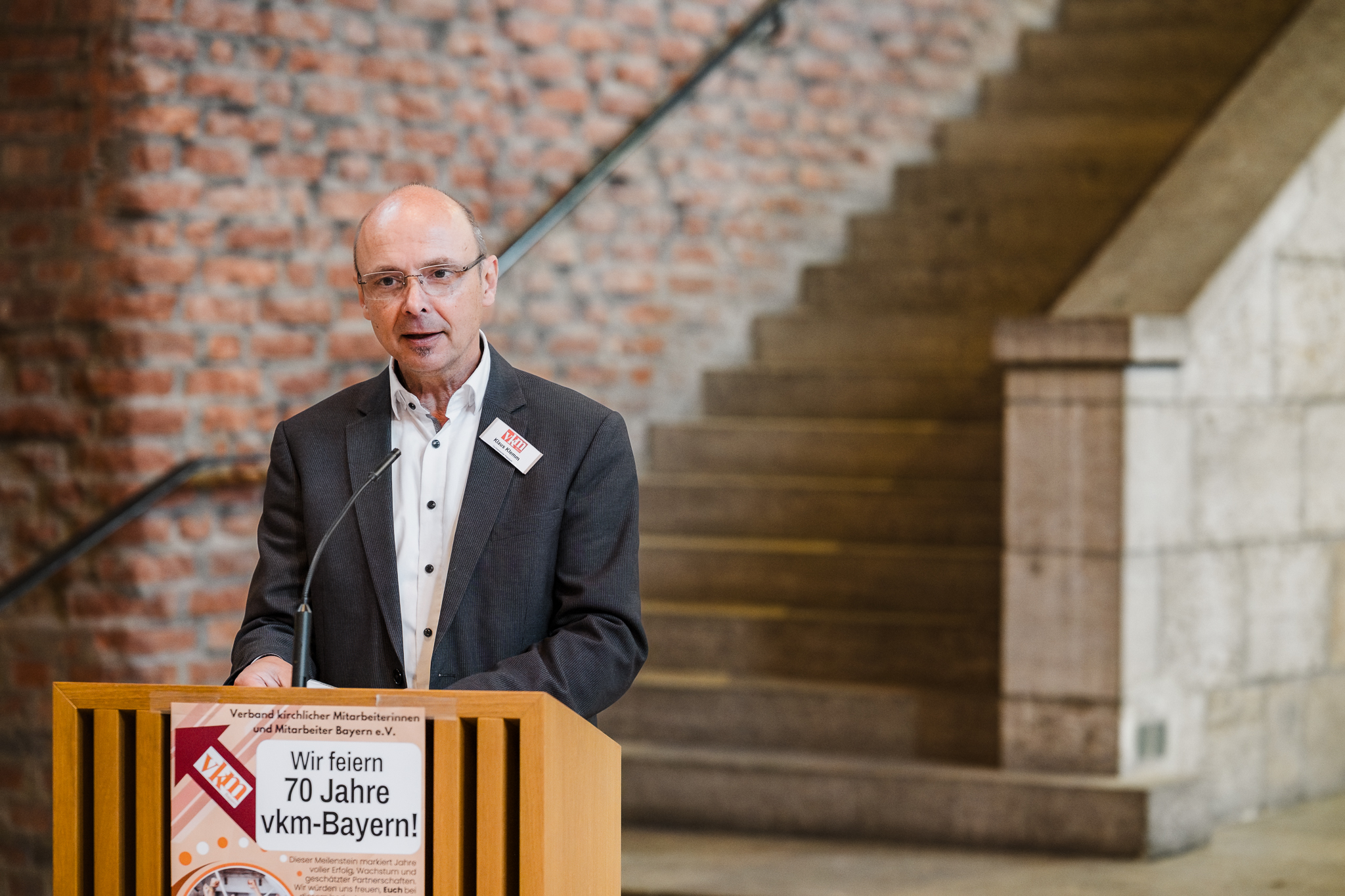 Klaus Klemm am Rednerpult in der Gustav-Adolf-Kirche