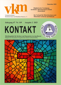 Kirchenfenster mit mosaikartigem Kreuz in der Mitte als tietelbild des KONTAKT-Heftes