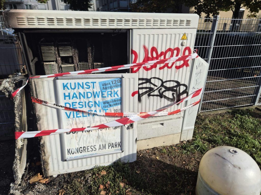Verschmorter Verteilerkasten mit Absperrband